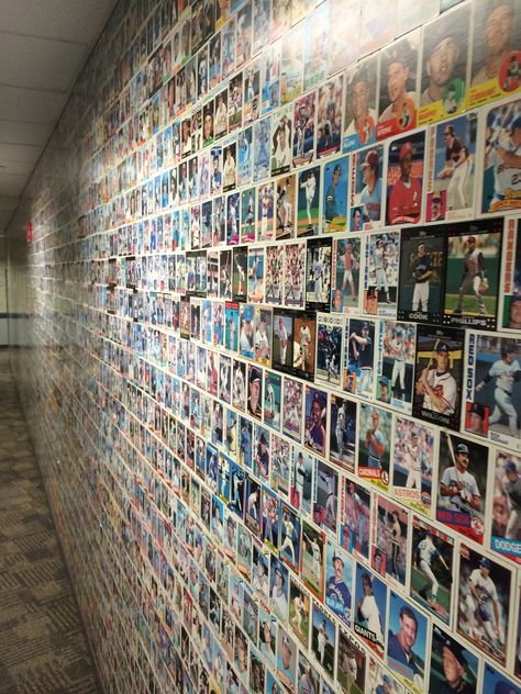 Great idea for a kids room.. This is a wall of baseball cards glued on like wallpaper.. Really cool Baseball Display Ideas, Baseball Basement, Collage Table, Baseball Card Displays, Sports Memorabilia Display, Baseball Card Shop, Baseball Theme Room, Baseball Man Cave, Hairstyles For Women Long Hair