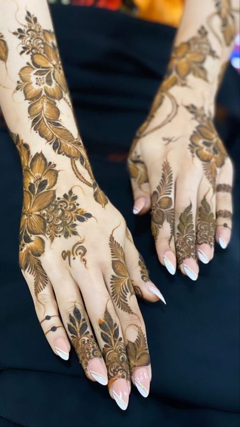 Emarati Henna Designs, Emarati Henna, Mehndi Snapchat, Khafif Mehndi Design, Floral Henna Designs, Finger Henna, Bridal Henna Designs, Pretty Henna, Modern Henna Designs