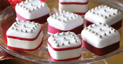 Mini Christmas Cakes Recipe, Mini Cakes Christmas, Christmas Fruitcakes, Christmas Cakes Recipe, Christmas Cooking Gifts, Cakes To Bake, Christmas Desert, Mini Bakery, Traditional Christmas Cake