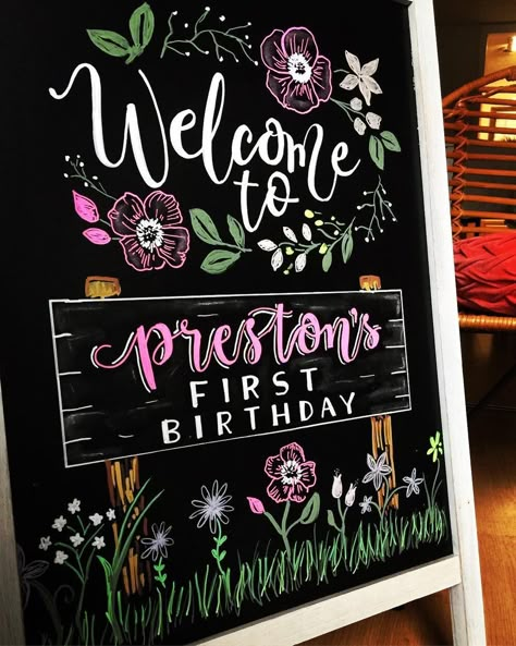 Board Chalk Design, Nature Chalkboard Art, Blackboard Sign Ideas, Chalk Boarder Designs Restaurant, Chalk Sign Lettering, Classroom Chalkboard Ideas, Cute Chalkboard Ideas, Chalk Sign Ideas, Chalk Markers Lettering