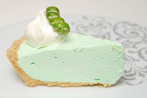 Easy Key Lime Pie Cool Whip Key Lime Pie Recipe, Key Lime Pie Recipe Easy, Key Lime Yogurt Pie, Key Lime Pie Recipe No Bake, Easy Key Lime Pie, Pie Recipe Easy, Key Lime Pie Easy, Cool Whip Desserts, Key Lime Pie Recipe