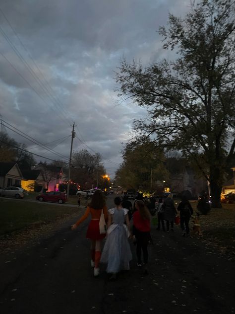 Halloween Aesthetic Trick Or Treating, Trick Or Treating Nostalgia, Halloween Aesthetic Outside, Horror Movie Fall Aesthetic, Halloween In A Small Town, 80s Aesthetic Halloween, Traditional Halloween Aesthetic, Halloween Street Aesthetic, 2010 Halloween Aesthetic