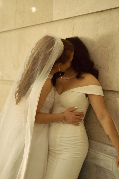 Rich Sapphic Aesthetic, Wlw Wedding Dress, Healthy Wlw Relationship, Wlw Pregnancy Aesthetic, Wlw Older Women, Wlw Height Difference, Wlw Wedding Ideas, Wlw Proposal, Wlw Marriage