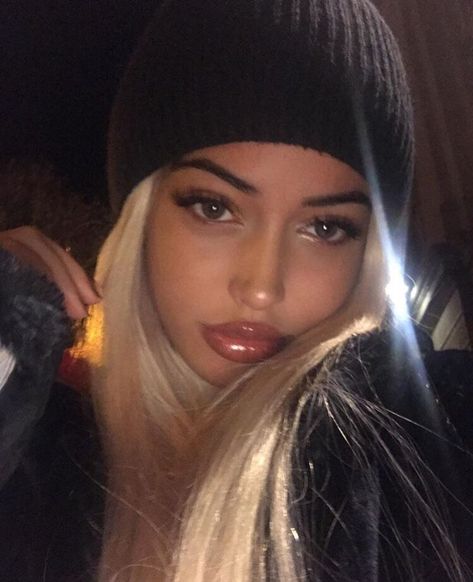 Pinterest: @ nandeezy † Kimberly Page, How To Wear A Wig, Blonde Hair Girl, Ash Blonde Hair, Cindy Kimberly, Pretty Face, Maquillaje De Ojos, Concealer, Pretty People