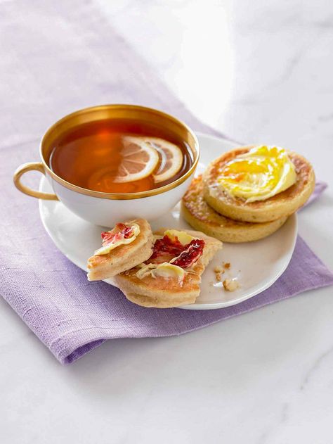 These English crumpets, a similar to the English muffin, and a traditional British breakfast bread, are simply divine when served with jam and butter. #crumpet #breadrecipes #breakfastrecipes English Crumpets, Crumpet Recipe, British Breakfast, Tea And Crumpets, Chocolate Scones, Tea And Books, Cuppa Tea, Bread Serving, Tea Party Ideas