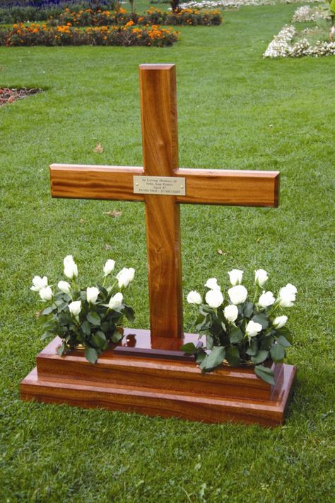 Diy Wood Cross Memorial, Wooden Crosses Diy For Grave Site, Grandparent Signs, Diy Headstone, Wooden Crosses Diy, Crosses Diy, Roadside Memorial, Wooden Cross Crafts, French Soup