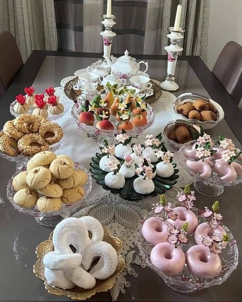 Algerian Sweets, Eid Sweets, Wedding Buffet Food, Algerian Culture, Eid Cake, Food Set Up, Eid Food, Healthy Food Habits, Food Types