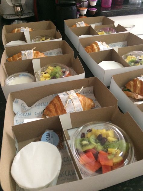 Conference Lunch Ideas, Fancy Packed Lunches, Breakfast Delivery Ideas, Gourmet Lunch Box Ideas, Coffee Break Catering, Boxed Lunch Catering, Breakfast Delivery, Farmers Table, Gourmet Box