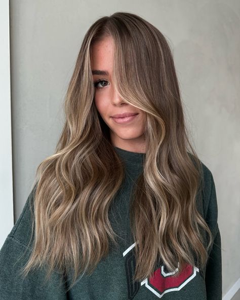 BRONDE INSPO: for the girlies who want a kiss of light with dimension. Where less is more and warmth is embraced!! GLOSS FORMULAS: 8GI 9N 9AA 9G CLEAR 8NB 9WG 9AA @redkenpro #bronde #haircolorist #haireducator #lowmaintenancehair Mousy Brown Hair Natural, Cool Toned Bronde Haircolor, Teddy Bear Bronde Haircolor, Sunkissed Balayage Brunettes, Teddy Bear Bronde Formula, Teddy Bear Hair Color, Bronde Balayage Blonde, Teddy Bronde, Teddy Bear Bronde