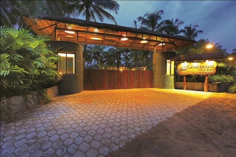 Hotel Main Entrance Design, Farm House Main Gate Designs, Resort Gate Design, Farm Gate Entrance Ideas, Resort Gate Design Entrance, Hotel Entrance Landscape, Gate Landscaping Ideas, Resort Entrance Gate Design, Resort Entrance Design