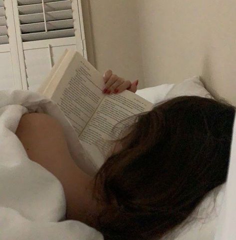 Juliette Ferrars, Shatter Me Series, Shatter Me, A Book, A Woman, Reading, On Twitter, Twitter