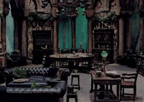 Slytherin Room, Slytherin Common Room, Imprimibles Harry Potter, Harry Potter Wall, Slytherin Pride, Theme Harry Potter, Slytherin Harry Potter, House Aesthetic, Images Harry Potter