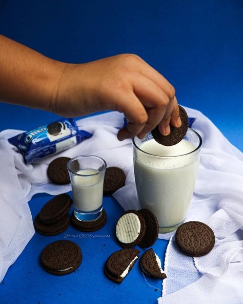 Oreo cookie with milk Cookie Photography, Milk Photography, Food Shoot, Oreo Milk, Light Painting Photography, Dessert Photography, Painting Photography, Oreo Cookie, Motion Design Animation