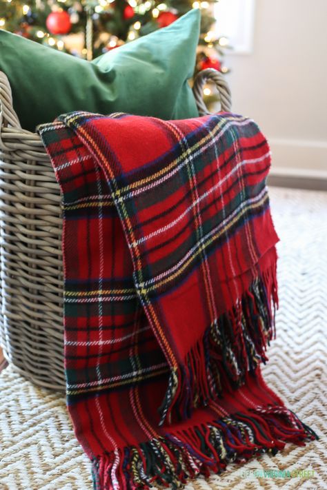 Christmas Throw Blanket Couch, Christmas Decor Ideas Red And Green, Study Tricks, Tartan Decor, Christmas Bed, Christmas Tartan, Christmas Basket, Holiday Blankets, Plaid Christmas Decor