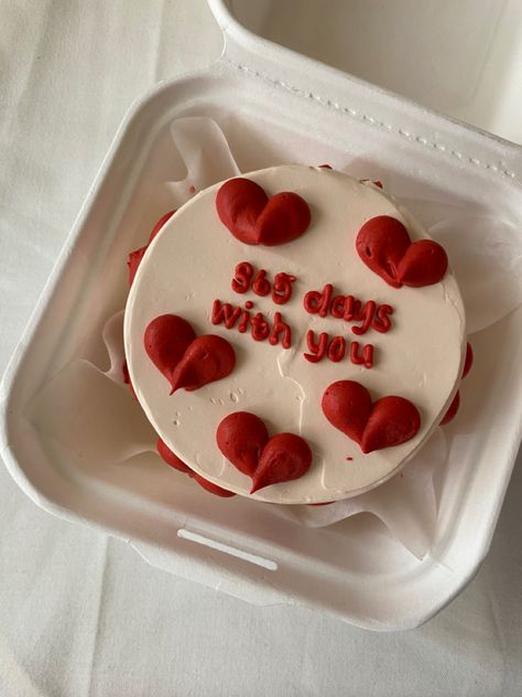 Anniversary Baking Ideas, Cake Designs Valentines Day, Cake Text, 365 Cake, One Year Relationship Cake, Lunch Box Cake Anniversary, Lunch Cake, Red Lunchbox Cake, Bento Cake Anniversary