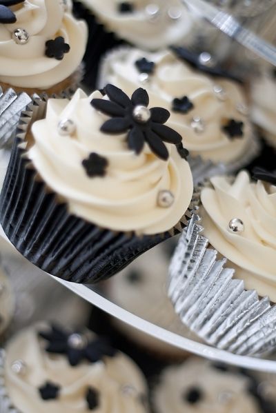 Sparkle Kitchen, White Wedding Cupcakes, White Themed Wedding, Black And White Cupcakes, Silver Cupcakes, Cupcakes Wedding, Fancy Cupcakes, Wedding Navy, White Cupcakes