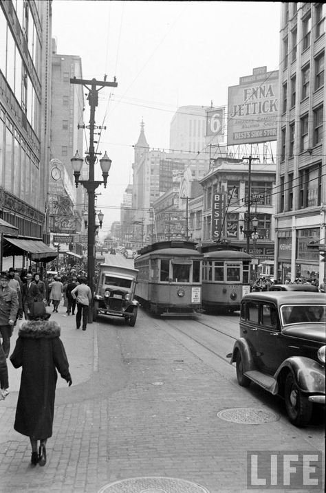 Amazing Vintage Photos of Kansas City in the late 1930s Russian Accent, American Nostalgia, Missouri History, Kansas City Kansas, Downtown Kansas City, Country Club Plaza, Car Scene, Historic Photos, City Pictures