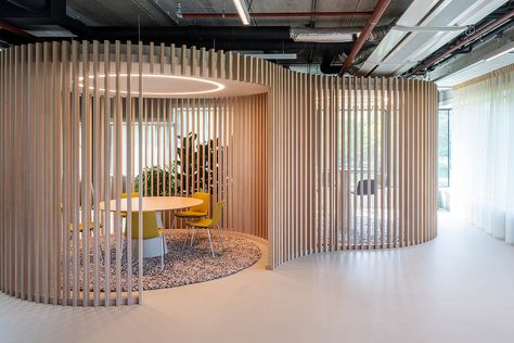 IG&H Utrecht: Transforming the Workplace with Biophilic Design Japandi Office, Chalet Interior Modern, Office Reception Design, Midcentury House, Coworking Office, Traditional Office, Office Photo, Biophilic Design, Traditional Houses