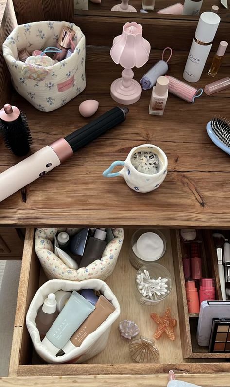 Vanity Desk Aesthetic, Makeup Desk Aesthetic, Cozy Vanity, Makeup Vanity Aesthetic, Pinterest Room, Bathroom Aesthetic, Future Apartment Decor, Study Bedroom, Skincare Organization