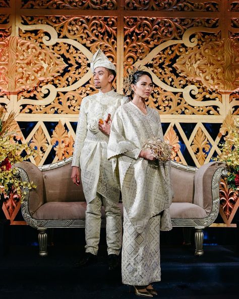 Malay Songket Wedding, Songket Wedding Dress Bridal Collection, Tradisional Melayu Wedding, Reception Photoshoot Wedding Ideas, Pelamin Klasik Tradisional Melayu, Classic Malay Wedding Theme, Malay Wedding Dress Songket, Wedding Dress Songket, Pelamin Pose