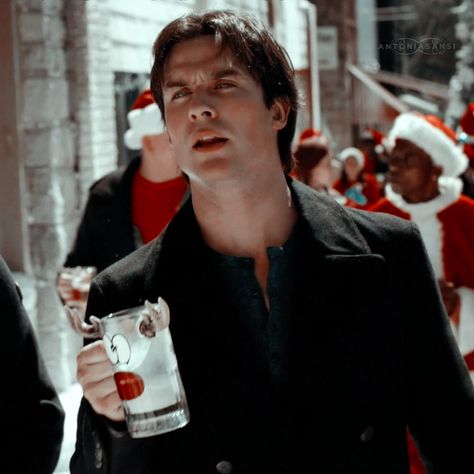 Tvd Christmas Wallpaper, Damon Salvatore Christmas, The Vampire Diaries Christmas, Vampire Diaries Christmas, Tvd Christmas, Christmas Vampire, Michael Malarkey, The Vampire Diaries Characters, Christmas Episodes