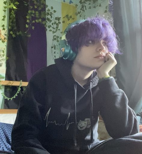 Purple Hair Nonbinary, Short Hair Styles For Trans Men, Dark Purple Hair Male, Black Hair Nonbinary, Men With Purple Hair, Lavender Hair Men, Guys With Purple Hair, Dyed Mens Hair, Guy Purple Hair