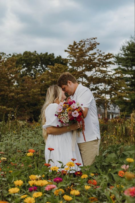 Wildflower Engagement Photos, Anniversary Picture Poses, Farm Engagement Photos, Wildflower Wedding Theme, Dream Proposal, Field Engagement Photos, Fall Wedding Photography, Cute Engagement Photos, Nature Inspired Wedding