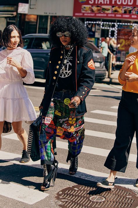 Best New York Fashion Week Spring 2023 Street Style High Fashion Street Style 2023, Street Style 2023 Fashion Week Summer, New York Urban Street Style, Dopamine Dressing Street Style, Ny Street Style 2023, Cool Street Fashion 2023, Spring Style 2023 Women, Human Made Clothing, Electric Fashion