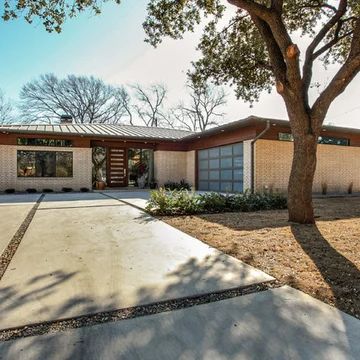 Mid Century Ranch Exterior Remodel, Mid Century Ranch Exterior, Ranch Exterior Remodel, Midcentury Exterior, Mid Century Modern House Exterior, Mid Century Modern Ranch, Modern Driveway, Mid Century Modern Exterior, Modern Garage Doors