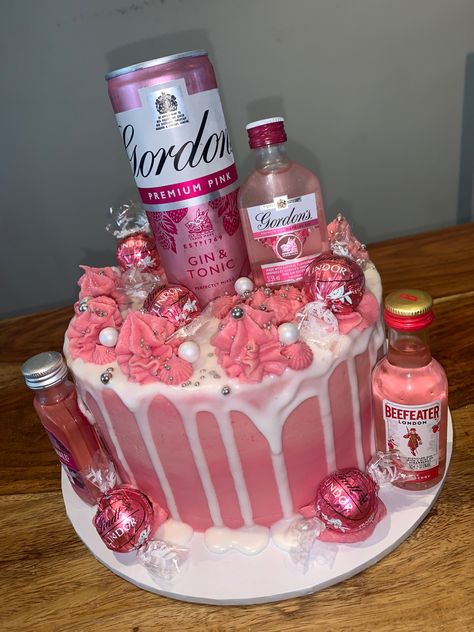 #pinkgincake #gincake #craftychefscakes Pink Birthday Cake With Alcohol Bottles, 21st Birthday Cake With Alcohol Bottles, Pink Gin Birthday Cake, Gin Cake Design, Gin Cake, Gin And Tonic Cake, Alcohol Birthday Cake, Alcohol Cake, Chef Cake