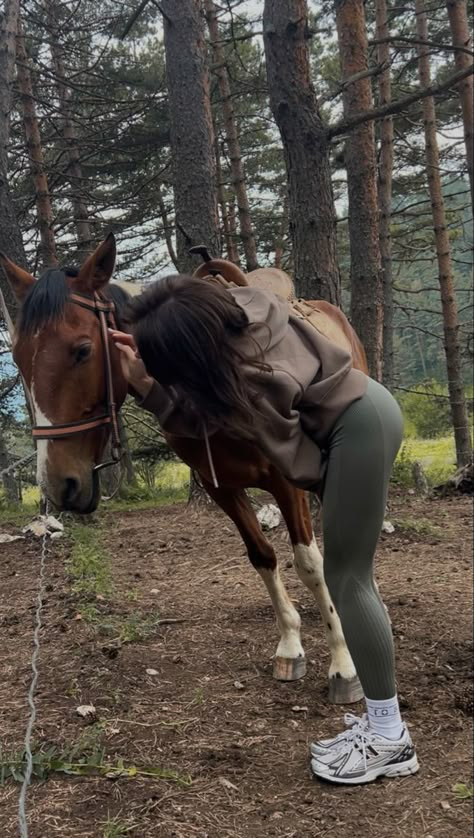 Fall Horseback Riding Outfits, Horse Riding Style, Outfit Horse Riding, Horse Ride Outfit, Owning A Horse Aesthetic, Brown Woman Aesthetic, Riding Horses Aesthetic, Riding Horse Aesthetic, Horse Riding Outfit Summer