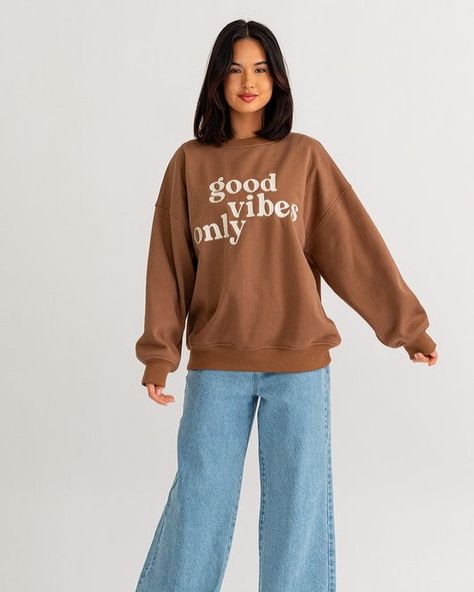 Snuggled up in this cozy oversized sweatshirt, spreading good vibes only! ✌️🤎 Shop “Good vibes only Oversized Sweatshirt” milaraeboutique.com (20% off code “take20”) #GoodVibesOnly #CozyStyle #OversizedSweatshirt #ComfortWear #PositiveEnergy #ChillMode Embroidery Silhouette, Embroidered Letters, Letter Sweatshirt, Cozy Tops, Womens Dress Suits, California Casual, Letter Embroidery, Workout Sweatshirt, Cozy Sweatshirts