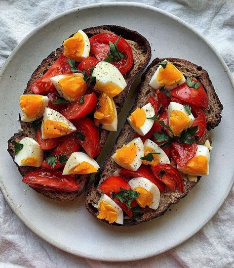 CAPRINUS on Instagram: “Toasted sourdough with butter, salt, tomatoes, soft boiled egg, fresh parsley, a drizzle of olive oil, and salt • ⁣ ⁣📷 @kalememaybe 🧀 ⁣⁣ ◦…” Boiled Egg On Toast, Boiled Egg Toast, Egg On Toast, Boiled Egg Recipes, Soft Boiled Egg, Summer Bbq Recipes, Vegan Holiday Recipes, Seasonal Salad, Family Lunch