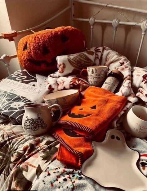 Halloween Sleepover Aesthetic, Rhea Core, Halloween Vibes Aesthetic, Autumn Sleepover, Fall Sleepover, Halloween Bedroom Decor, Fall Room Decor, Halloween Bedroom, Cute Fall Wallpaper