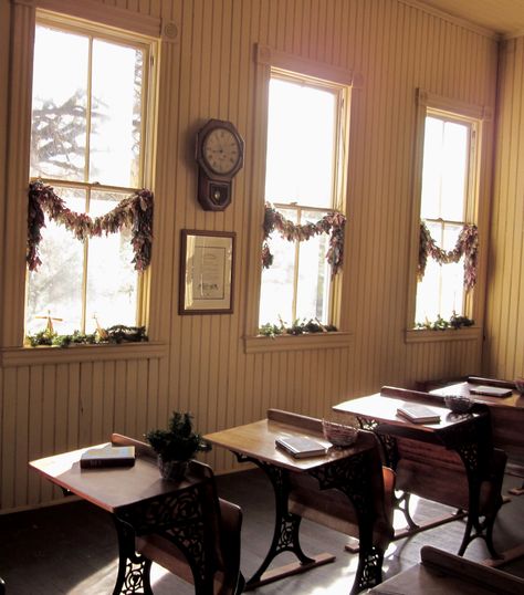 1800's schoolroom decorated for Christmas Vintage School Decor Classroom, 1900s School House, Old School Classroom Aesthetic, Modern One Room Schoolhouse, Old Classroom Aesthetic, Vintage Classroom Aesthetic, Antique Classroom, Schoolhouse Christmas, Victorian Classroom