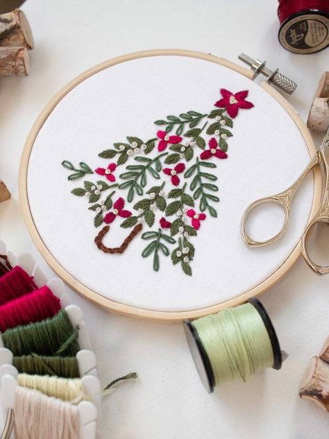 Christmas Decor Red And Green, Tree Embroidery Pattern, Christmas Embroidery Ideas, Embroidery Christmas Tree, Christmas Tree Patterns, Embroidery Holiday, Embroidery Ornament, Christmas Decor Red, Christmas Tree Embroidery