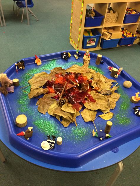 Bonfire night tuff tray Bonfire Night Crafts Preschool, Fireworks Small World Eyfs, Bonfire Craft Ideas, Bonfire Night Eyfs Tuff Tray, Bonfire Nursery Activities, Bonfire Night Small World Eyfs, Bonfire Messy Play, Bonfire Preschool Activities, Bonfire Night Activities For Preschool