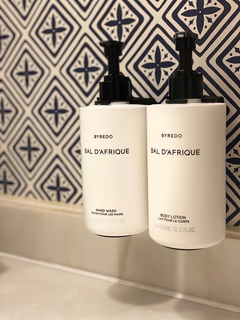 That girl inspo, luxury soaps 📍The Willard Hotel, Washington DC Hotel Shampoo Bottles Ideas, Hotel Toiletries Packaging, Bougie Bathroom, Luxury Soap Packaging, Body Lotion Packaging, Lotion Packaging, Hotel Washington Dc, Hotel Shampoo, Hotel Toiletries