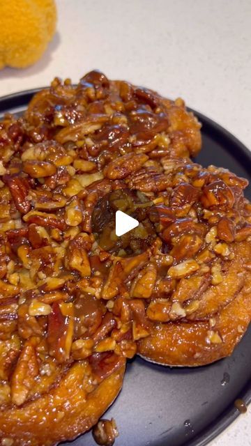 Cici Soriano on Instagram: "Easy pecan caramel sticky buns! Perfect for an easy thanksgiving dessert 😋 

#thanksgiving #dessert #stickybuns #cinnamonrolls #pecan #caramel #easyrecipes" Crescent Roll Pecan Sticky Buns, Cooking Videos Desserts, Cheesey Chicken, Caramel Pecan Sticky Buns, Easy Thanksgiving Dessert, Caramel Sticky Buns, Dessert Fall, Dessert Thanksgiving, Pecan Sticky Buns