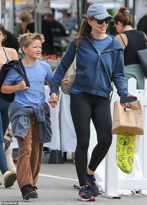 Jennifer Garner Style, Celeb Outfits, Garner Style, Jennifer Garner, Farmer's Market, Celebrity Outfits, Santa Monica, Actresses