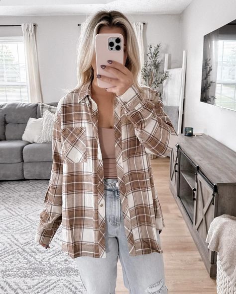 All your casual fall outfit ideas in one place🍂 new arrivals now available on www.shopwrenleighanns.com !! Flannel Outfits For Women, Brown Flannel Outfit, Flannel Outfit, Brown Flannel, Corn Field, Flannel Outfits, Winter Styles, Brown Plaid, Plaid Flannel Shirt