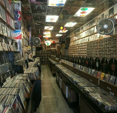 Bronwyn Core, Music Shop Aesthetic, Τσάντες Louis Vuitton, Store Aesthetic, Rock Poster Art, Vinyl Aesthetic, Vinyl Store, Record Stores, Music Pics