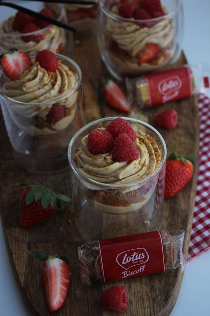 gruensteinKitchen: Lotus Biscoff Glasdessert Lotus Biscoff Dessert, Lotus Dessert, Biscoff Desserts, Parfait Desserts, Lotus Biscoff, Special Desserts, Strawberry Desserts, Vegan Food, Cake Desserts