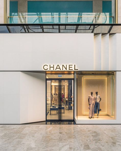 One of Bahrain’s most prestigious shopping destinations, the Marassi Galleria mall (@marassigalleria), now has another designer jewel in its crown: the first ever Chanel (@chanelofficial) boutique in Bahrain. Designed by New York architect Peter Marino (@petermarinoarchitect), Chanel’s longtime collaborator on its boutique interiors, the store presents a new perspective on the brand’s familiar codes. A striking façade in black marble, white stone and mirrored glass evokes its signature clean... Boutique Interiors, Store Facade, Mall Facade, Galleria Mall, Mall Stores, Storefront Design, High Fashion Branding, Mall Design, Chanel Store