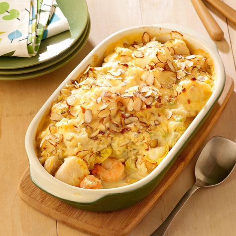 Baked Seafood Casserole, Fish Casserole, Seafood Casserole Recipes, Shrimp Casserole, Seafood Bake, Coquille Saint Jacques, Scallop Recipes, Seafood Dinner, Casserole Recipe