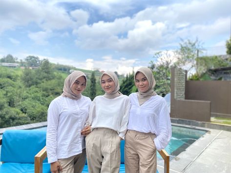 Outfit Cream Putih, Ootd Baju Cream Hijab, Ootd Celana Cream, Cream Outfit Hijab, Cream Hijab, Cream Pastel, Closing Party, Cream Outfit, Outfit Hijab Casual