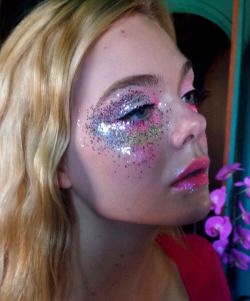 Demon Makeup, Neon Demon, Loreal Paris Makeup, The Neon Demon, Dakota And Elle Fanning, Movie Makeup, Ziggy Stardust, Trendy Makeup, Festival Makeup