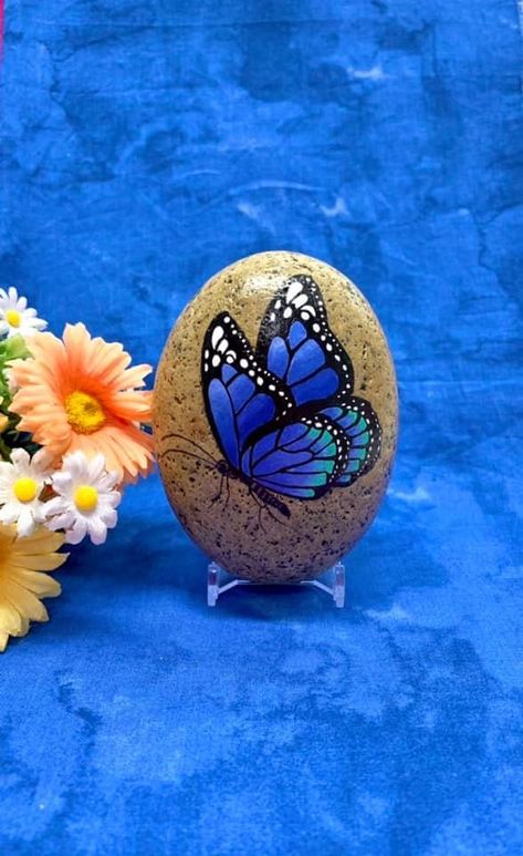 Butterfly Rock Painting, Decorating Rocks, Colored Rocks, Painted Antlers, Butterfly Mosaic, Stone Pictures Pebble Art, Rock Animals, Garden Rock Art, Paper Art Design