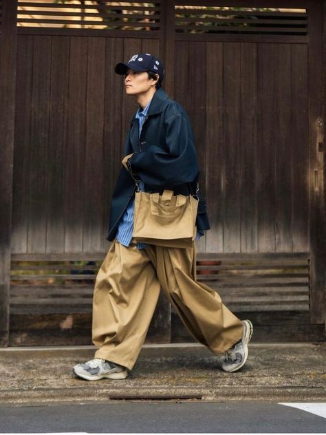 Americana Fashion Men, Beige Pants Outfit, Japanese Street Fashion Men, Surf Style Men, Japanese Mens Fashion, Japanese Street Wear, Mens Smart Casual Outfits, Japan Fashion Street, Pants Outfit Men