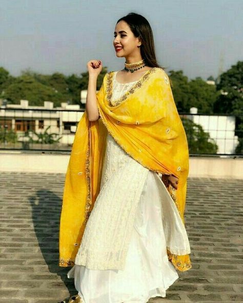 Suit With Yellow Dupatta, Outfit With Yellow, Plazzo Suit, Yellow Dupatta, Plazzo Suits, Suits Punjabi, Suit Outfit, Punjabi Outfits, Classy Outfits For Women